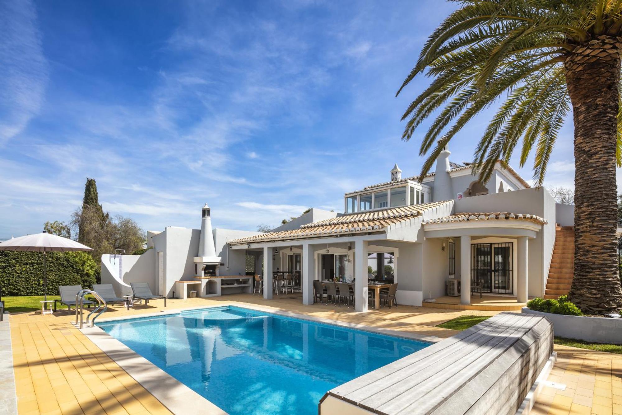 Villa At Walking Distance From Center And Beach!